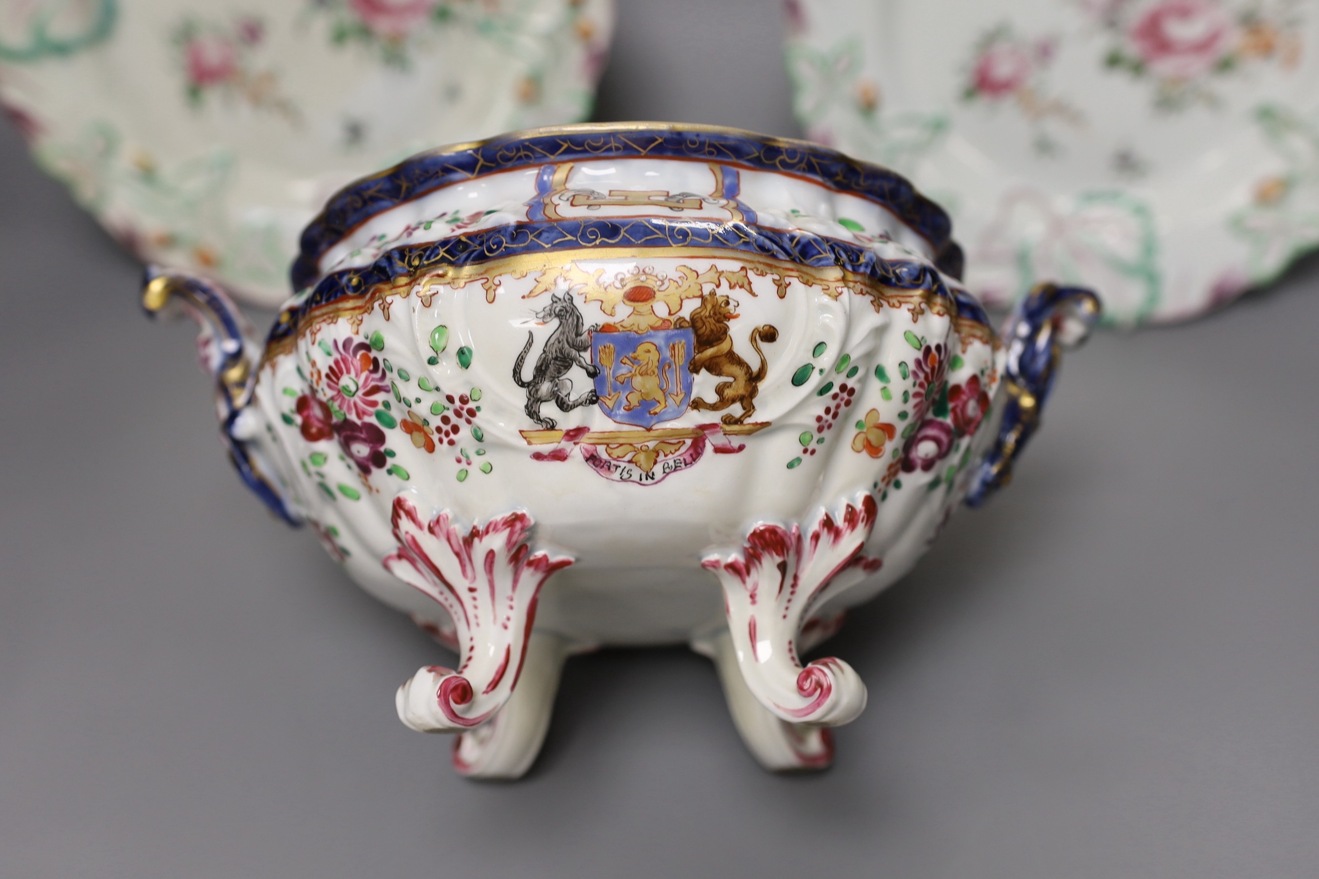 A Sampson lidded tureen and a pair of Chelsea dishes, dish diameter 23cm